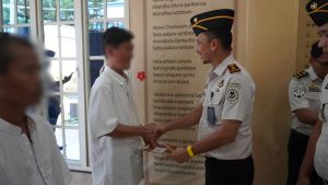 Kepala Rutan Kelas I Medan, Andi Surya, memberikan Penyerahan Remisi Khusus (RK) dan Pengurangan Masa Pidana dalam rangka Hari Raya Waisak 2570 BE/2026 kepada warga binaan yang beragama Buddha.