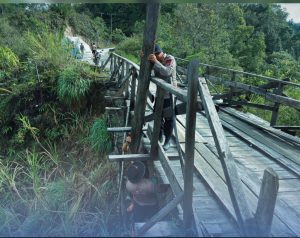 Personel Batalyon C Satuan Brimob Polda Sumatera Utara memperbaiki Jembatan Gotting di Desa Purbasinomba, Kecamatan Siborong-borong, Kabupaten Tapanuli.