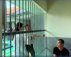 Dokter Rutan Pangkalan Brandan didampingi petugas jaga, memberikan promosi kesehatan kepada warga binaan pentingnya Perilaku Hidup Bersih dan Sehat.