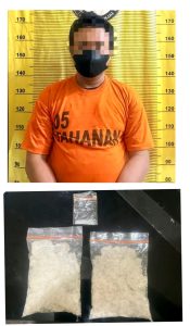 AH (41), beserta barang bukti 3 paket sabu.