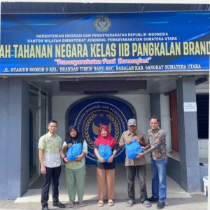 Rumah Tahanan Negara Kelas IIB Pangkalan Brandan membagikan paket bantuan sosial berupa sembako kepada masyarakat.