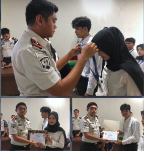 Kepala Rutan, Akmalun Ikhsan, melepas nametag peserta magang dan memberikan penghargaan kepada peserta magang terbaik serta kelompok.