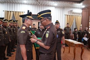 Foto : Kajati Sumut), Muhibuddin, SH., MH, secara resmi melantik pejabat baru di lingkungan Kejati Sumut. Prosesi pelantikan yang mencakup posisi Wakil Kepala Kejaksaan Tinggi (Wakajati) Sumut, Asisten Tindak Pidana Umum (Aspidum), hingga tujuh Kepala Kejaksaan Negeri (Kajari) ini berlangsung khidmat di Aula Cipta Kerta, Medan, Selasa (5/5/2026). (BM-red).