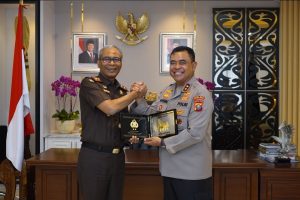 Foto : Kepala Kejaksaan Tinggi (Kajati) Sumatera Utara, Muhibuddin, SH., MH, melakukan kunjungan resmi ke Markas Polda Sumatera Utara, Disambut langsung Kapolda Sumatera Utara, Irjen Pol Whisnu Hermawan Februanto, di ruang kerjanya yang berlokasi di Jalan Sisingamangaraja XII, Tanjung Morawa, Medan. Kamis (7/5/2026). (BM-red).