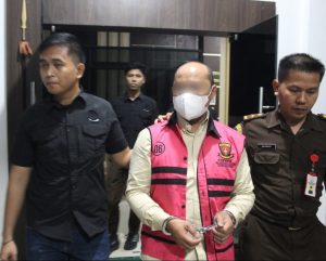 Foto : Kejaksaan Negeri (Kejari) Gunungsitoli resmi menetapkan dan menahan tersangka baru LBL, yang menjabat sebagai Kuasa Pengguna Anggaran (KPA) periode 2022-2023,dalam kasus dugaan korupsi pembangunan Rumah Sakit Umum (RSU) Kelas D Pratama Kabupaten Nias Tahun Anggaran 2022. Kamis(7/5). (BM-red).