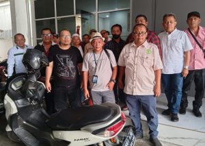 Foto : Ketua Forwaka Sumut Irfandi beserta puluhan wartawan dari berbagai media melakukan protes di depan ruang Press Room Kejatisu, Dimana Pengajuan Beraudiensi yg disampaikan Ditolak Kajatisu, Jumat (8/5). (BM-red).