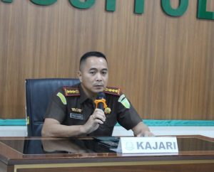 Foto :  Kepala Kejaksaan Negeri Gunungsitoli, Dr. Firman Halawa, SH, MH membantah tegas isu yang beredar bahwa Kasi Pidsus Kejari Gunungsitoli diamankan oleh Tim Kejaksaan Agung RI, Selasa (19/5). (BM-red).