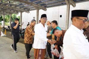 Foto : Penyerahan hewan kurban dilakukan secara simbolis oleh Kepala Kejaksaan Tinggi Sumatera Utara (Kajatisu), Muhibuddin, SH., MH., bersama Wakajati Eko Adhyaksono, SH., MH. Prosesi ini turut didampingi oleh Asisten Pengawasan Agung Ardiyanto, SH., dan Asisten Pemulihan Aset Ronald H Bakkara, SH., MH. (BM-red).