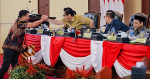 Fraksi PDI P DPRD Medan sampaikan jawaban atas tanggapan Wali Kota terhadap Ranperda Perubahan Perda Tentang Sistem Kesehatan Kota Medan dalam Rapat Paripurna DPRD Medan.