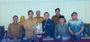 Ketua DPRD Medan menyerahkan jawaban fraksi-fraksi kepada Wali Kota Medan sebagai bagian dari tahapan lanjutan pembahasan Ranperda.