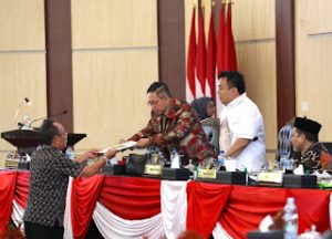 Ketua Pansus LKPj Walikota Medan Tahun 2025, Godfried Effendi Lubis saat menyerahkan Laporan Finalisasi Dalam Rapat Paripurna DPRD Medan.