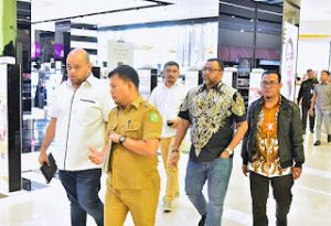 Panitia Khusus (Pansus) Peningkatan Pendapatan Asli Daerah (PAD) Medan melakukan Kunjungan Kerja (Kunker) ke beberapa pusat perbelanjaan, Senin (25/05).