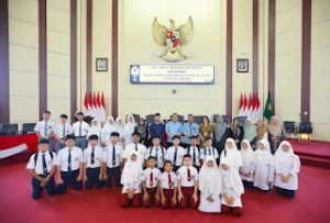 Wakil Ketua DPRD Medan, H Zulkarnaen didampingi Plt Sekretaris DPRD Medan, Erisda Hutasoit, menerima Kunjungan Siswa-Siswi Perguruan Islam Al-Ulum Terpadu Medan, Senin (25/05).
