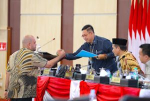 Laporan Ketua Pansus Peningkatan PAD Kota Medan, El Barino Shah Kepada Ketua DPRD Medan, Wong Chun pada Rapat Paripurna.