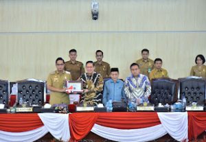 Ketua DPRD Medan, Wong Chun Sen menerima Dokumen Penjelasan LPj Walikota Medan Tahun 2025 Dalam Rapat Paripurna.