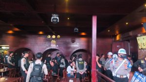 Personel Direktorat Reserse Narkoba Polda Sumatera Utara bersama personel Polisi Militer (POM) TNI melaksanakan razia gabungan di tempat hiburan malam Helen's Medan.