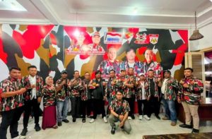 Gambar : Ketua Mada LMP Sumut, Rukun Sembiring, didampingi Sekretaris Daerah, Bobby O. Zulkarnain dan Bendahara Jaman Ginting, foto bersama dengan pengurus serta kader LMP.