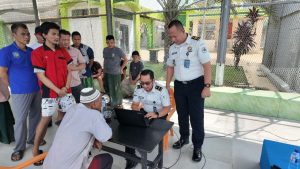 Petugas memberikan pelayanan terbaik kepada Warga Binaan Pemasyarakatan (WBP) melalui pelaksanaan layanan "Jempol WBP" (Jemput Bola WBP).