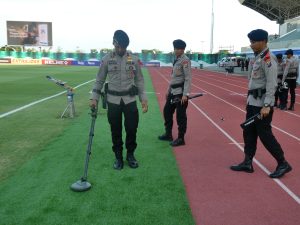 Personel Gegana Satuan Brimob Polda Sumatera Utara melakukan sterilisasi menyeluruh di kawasan Stadion Madya I Deli Serdang.