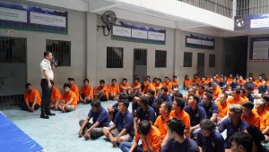 Kepala Rutan Kelas I Medan, Andi Surya, hadir menyerap aspirasi dan menanggapi berbagai keluhan warga binaan dalam dialog interaktif.