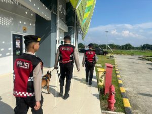 Personel beserta satwa K-9 melakukan patroli dan deteksi dini terhadap potensi gangguan keamanan di kawasan stadion dan area pendukung kegiatan.