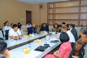 Wakil Ketua Komisi XIII DPR RI Sugiat Santoso memimpin rapat upaya penyelesaian konflik agraria di Padang Halaban, Kabupaten Labuhanbatu Utara, Sumatera Utara bersama para pemangku kepentingan.