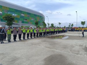 Kabag Ops Polresta Deli Serdang, Kompol MHD. Amdi Karna, S.H., M.H., memimpin apel kesiapan di kawasan Madya Atletik Stadion Utama Sumatera Utara.