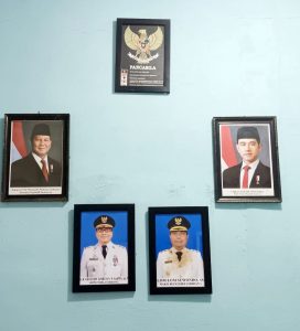 Foto Wakil Bupati Deli Serdang Lom Lom Suwondo, S.S yang dipajang di Kantor Camat Sunggal rusak dan kotor.