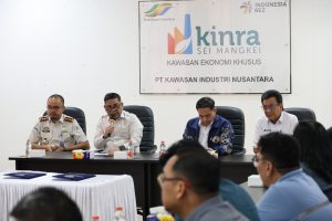 Kepala Kantor Wilayah Direktorat Jenderal Imigrasi Sumatera Utara, Dr. Parlindungan, S.H., M.H., saat memberikan kata sambutan pada kegiatan Penandatanganan Perjanjian Kerja Sama (PKS) di Kantor Imigrasi Kelas II TPI Pematang Siantar bersama PT. Kawasan Industri Nusantara (PT KINRA).