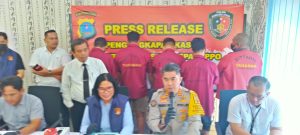 Kabid Humas Kombes Pol Dr Ferry Walintukan didampingi Direktur PPA dan PPO Kombes Pol Kristinatara W, S.H.M.H, saat mengungkap kasus dugaan tindak pidana penyelundupan manusia dan penempatan Pekerja Migran Indonesia (PMI) nonprosedural ke Malaysia.