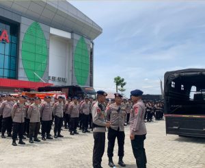 Danyon A Pelopor Satuan Brimob Polda Sumut selaku Kasubsatgas PHH, Kompol Muktar Iswanto Kadoli, S.I.K., M.H., memastikan kesiapan personel, perlengkapan, kendaraan operasional, serta pola pengamanan berjalan optimal dan terkoordinasi.