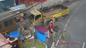 Petugas Satpol PP melakukan penertiban Pedagang Kaki Lima (PKL) di kawasan sekitar.