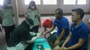 Tim Klinik juga melaksanakan pemeriksaan kadar gula darah (KGD) kepada dua orang warga binaan.