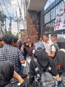 Puluhan mahasiswa menggelar aksi di kantor Kejati Sumut.
