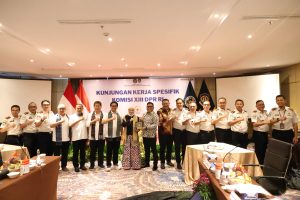 Kakanwil Ditjen Imigrasi Sumatera Utara, Dr. Parlindungan, S.H., M.H., didampingi Kepala Kantor Imigrasi Kelas I Khusus TPI Medan, Uray Avian, Pejabat Struktural Kantor Wilayah, serta seluruh Kepala Unit Pelaksana Teknis (UPT) Keimigrasian se-Sumatera Utara, foto bersama dengan Rombongan Komisi XIII DPR RI.
