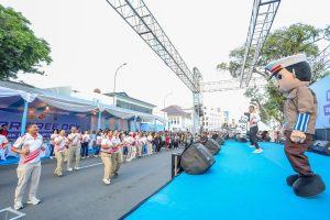 Kapolda Sumut, Irjen Pol. Whisnu Hermawan Februanto, S.I.K., M.H., memimpin senam bersama warga Kota Medan pada kegiatan Hari Bhayangkara ke-80 yang digelar di Lapangan Merdeka dan kawasan Kesawan, Medan, Minggu (14/6/2026).