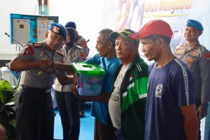 Dansat Brimob Polda Sumut, Kombes Pol. Rantau Isnur Eka, S.I.K., M.M., M.H., M.Han., memberikan paket sembako kepada masyarakat Belawan.