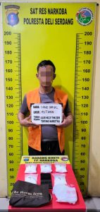 Satuan Reserse Narkoba (Satresnarkoba) Polresta Deli Serdang mengamankan LS (43), diduga terlibat penyalahgunaan dan peredaran narkotika jenis sabu.