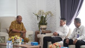Kakanwil Ditjen Imigrasi Sumatera Utara, Parlindungan, didampingi Kepala Kantor Imigrasi Kelas I Khusus TPI Medan, Uray Avian, duduk bersama Bupati Langkat, Syah Afandin. membahas rencana pengembangan layanan keimigrasian di Kabupaten Langkat.
