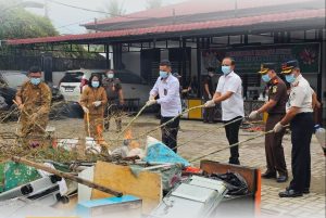 Rumah Tahanan Negara (Rutan) Kelas I Labuhan Deli, Eddy Junaedi menghadiri pemusnahan barang bukti.