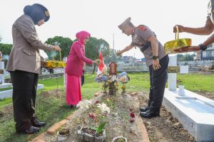 Wakapolda Sumatera Utara Brigjen Pol. Sonny Irawan, S.I.K., M.H. didampingi Ibu Wakil Ketua Bhayangkari, melaksanakan ziarah dan tabur bunga di Taman Makam Pahlawan (TMP) Medan.