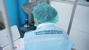 Petugas melakukan Pengujian air minum dan air bersih.
