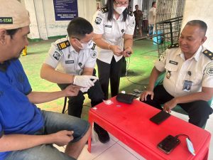 Tim Kesehatan Klinik Pratama melakukan pencegahan dan penanganan penyakit tidak menular Asam Urat (Arthritis Gout) bagi warga binaan.
