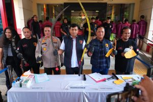 Wakil Direktur Reserse Kriminal Umum Polda Sumut, AKBP Ridwan JM Hutagaol, didampingi Kasubdit III Jatanras dan Kasubbid Penmas Bid Humas Polda Sumut, Kompol M. Pasaribu, menunjukkan barang bukti aksi kejahatan pelaku begal geng motor.