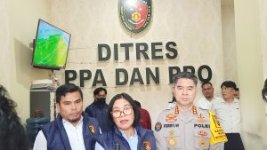 Direktur PPA dan PPO Polda Sumatera Utara Kombes Pol Kristinatara W, SH.,MH, didampingi Kabid Humas Kombes Pol Dr Ferry Walintukan saat menjelaskan kasus dugaan tindak pidana penyiaran dan penyebarluasan konten pornografi melalui platform media sosial TikTok, Kamis (11/6/26).