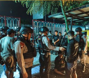 Personel Batalyon A Pelopor Satuan Brimob Polda Sumatera Utara, melakukan pengamanan terhadap pelaku pencurian kabel listrik yang telah diamankan warga.