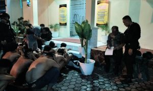 Petugas mengamankan 18 orang beserta 12 unit sepeda motor yang diduga terlibat dalam aktivitas balap liar.