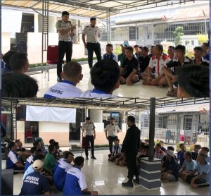 Kepala Kesatuan Pengamanan Rutan (Ka.KPR), Theo Sitompul, bersama staf Kesatuan Pengamanan Rutan (KPR) memberikan penguatan kepada warga binaan pemasyarakatan yang bertugas sebagai tamping.