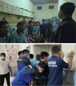 Petugas melakukan pemeriksaan pada kamar hunian warga binaan.