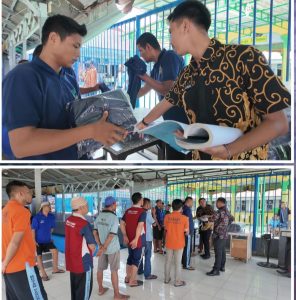 Pegawai Rumah Tahanan Negara (Rutan) Kelas IIB Pangkalan Brandan membagikan pakaian kepada Warga Binaan Pemasyarakatan (WBP).